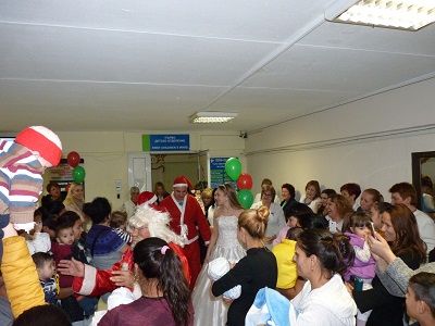 Дядо Коледа и неговата свита раздадоха десетки подаръци на децата в УМБАЛ Бургас