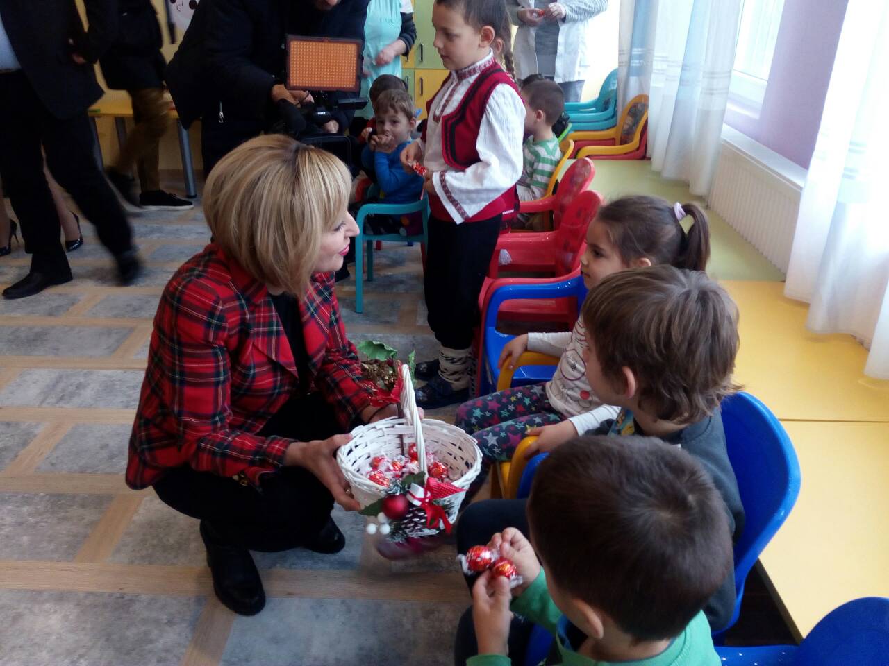 Мая Манолова посети обновената след наводнението детска градина в Черни връх