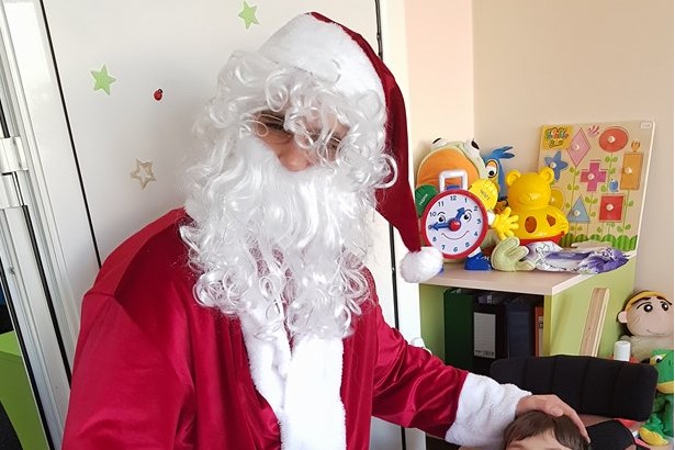 Общински съветник от Търново се преобрази на Дядо Коледа