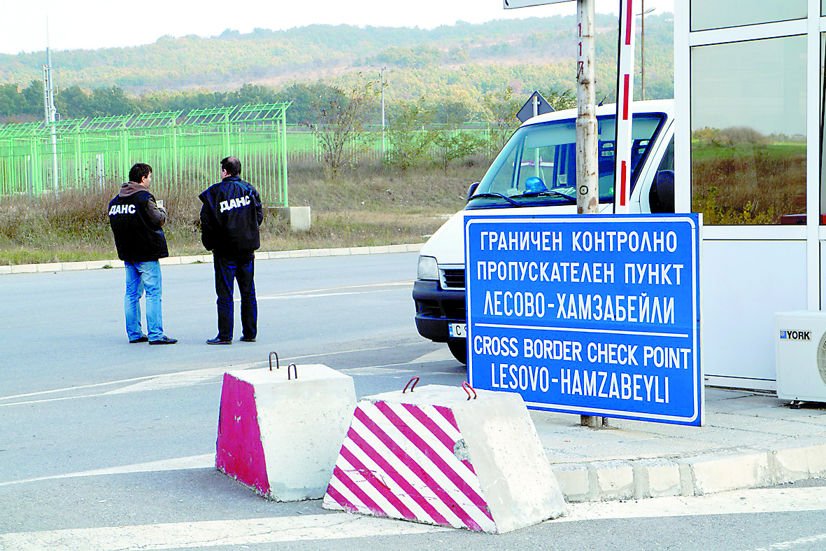 Митнически служители задържаха голямо количество стоки с лога на световни марки