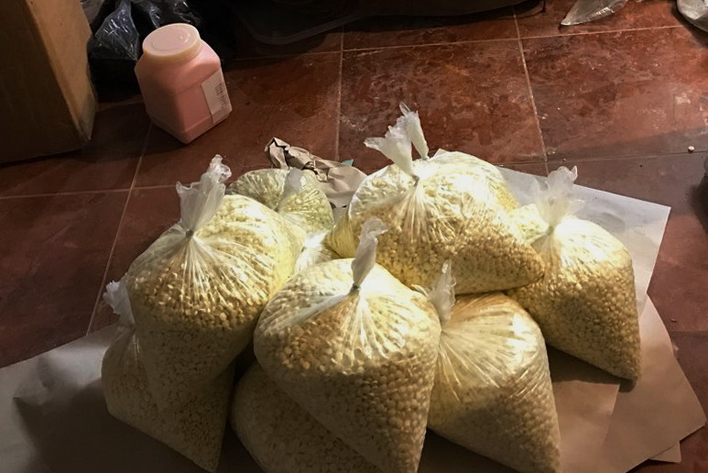 Разбиха цех за амфетамини, докато бълва таблетки (СНИМКИ И ВИДЕО)