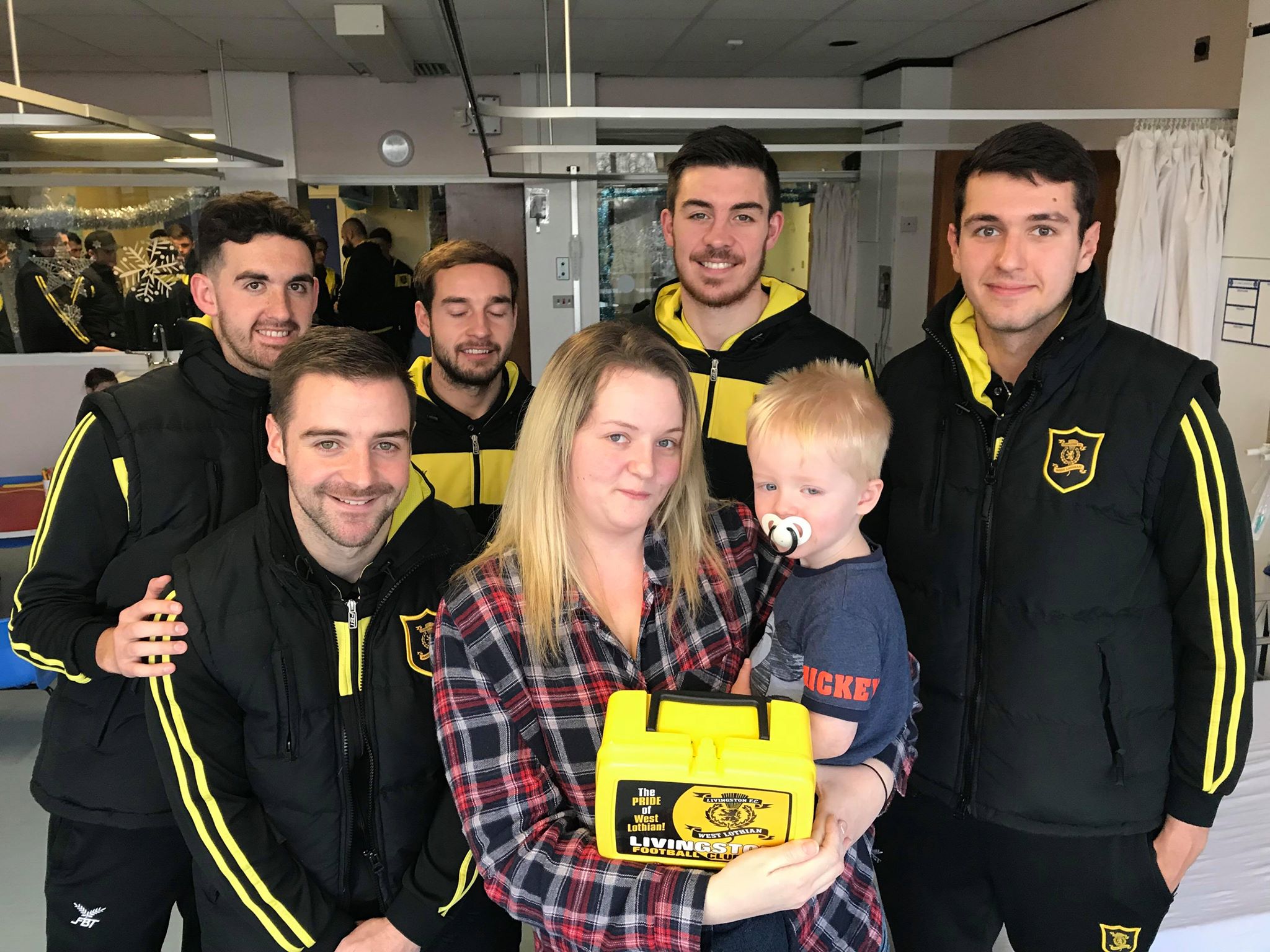 Наш национал посети деца в болница