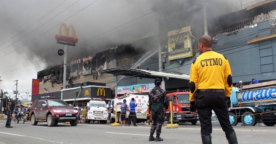 Най-малко 37 души загинаха при пожар във филипински мол