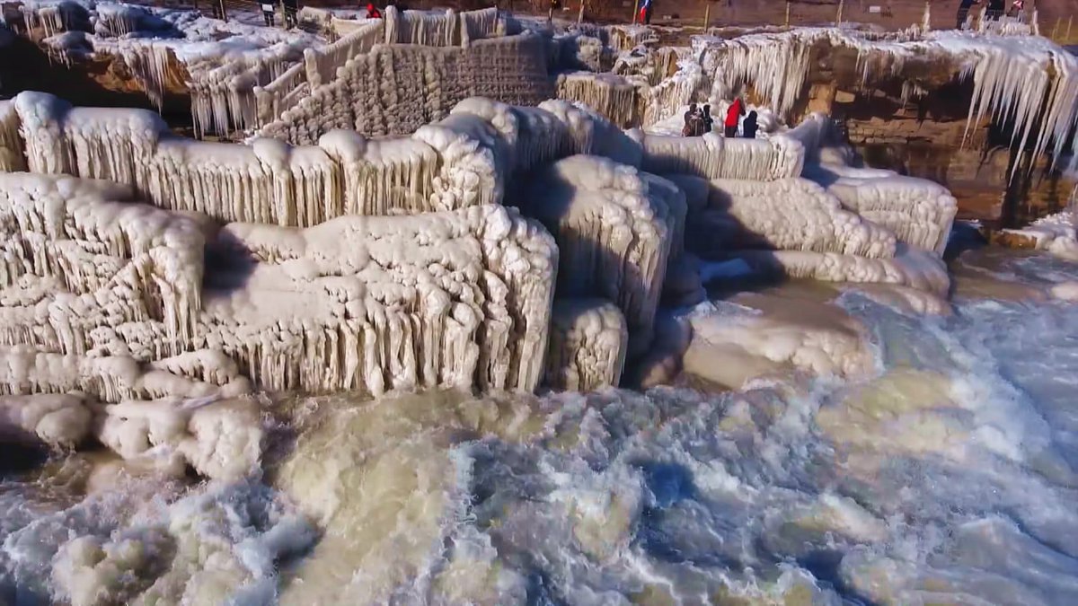 Ниски температури превърнаха един от най-големите водопади в Китай в леден пейзаж
