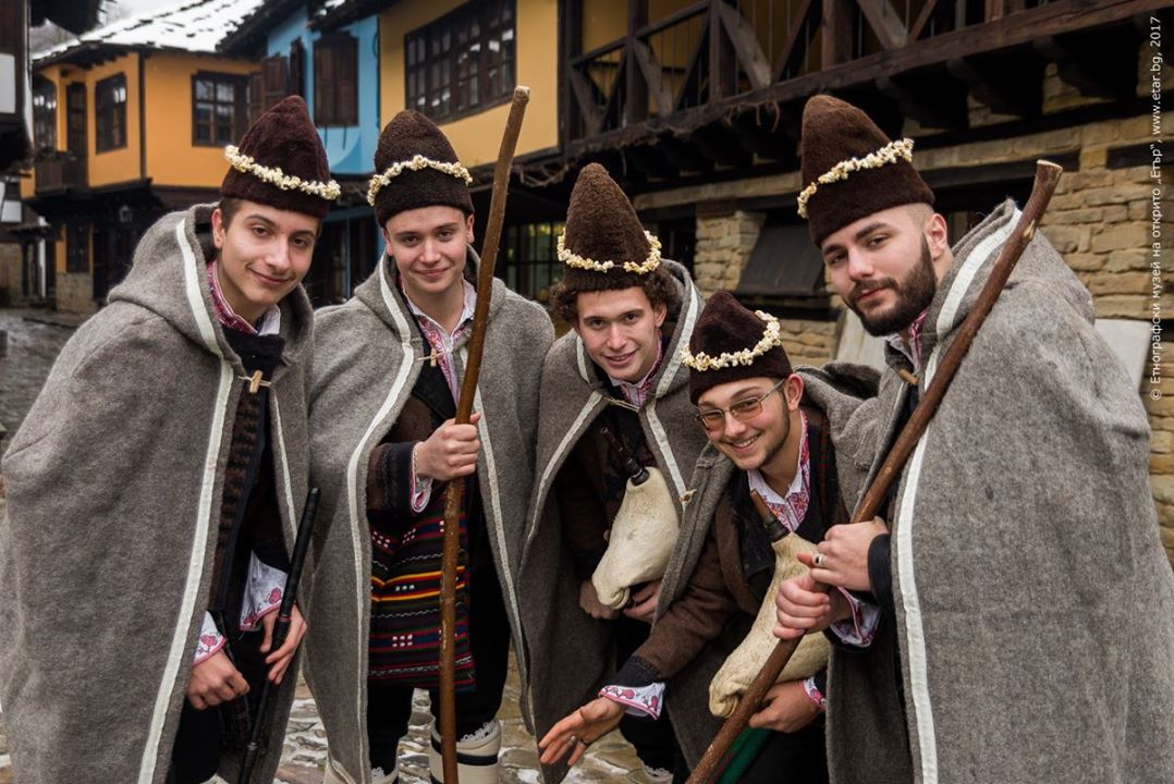 Коледари тръгнаха от музей „Етър” и обиколиха домовете на радетели на традициите в Габрово