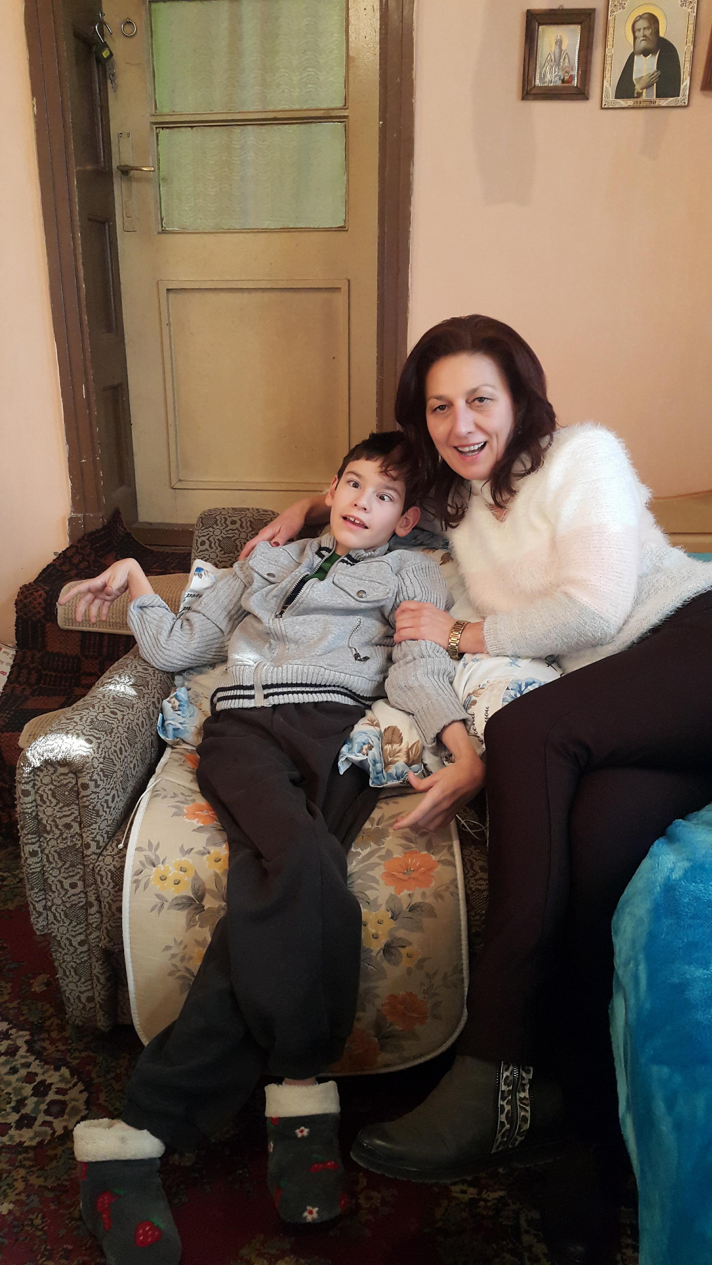 Общински съветник от Търново зарадва баба и болния и внук