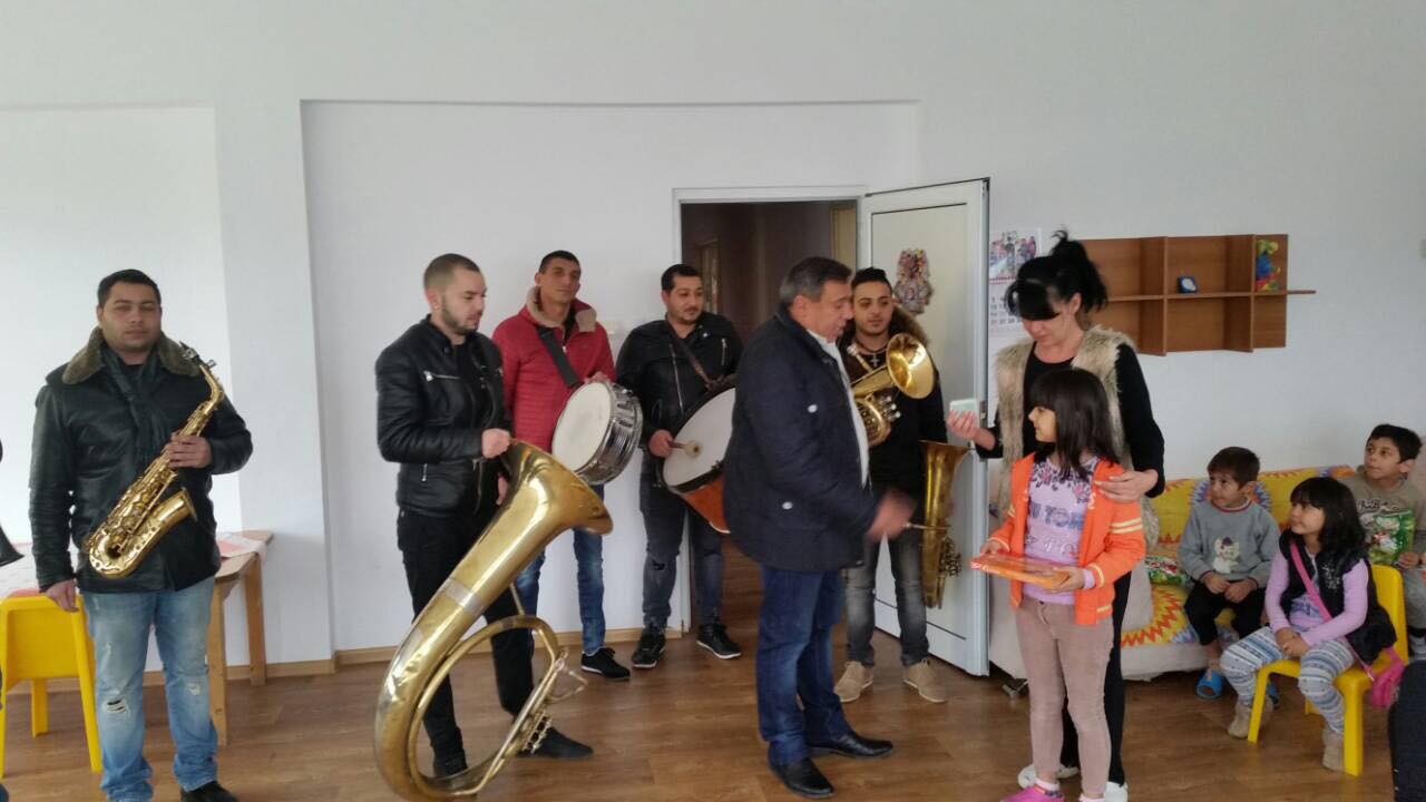 Музиканти веселиха деца от дом и им дариха 300 лева
