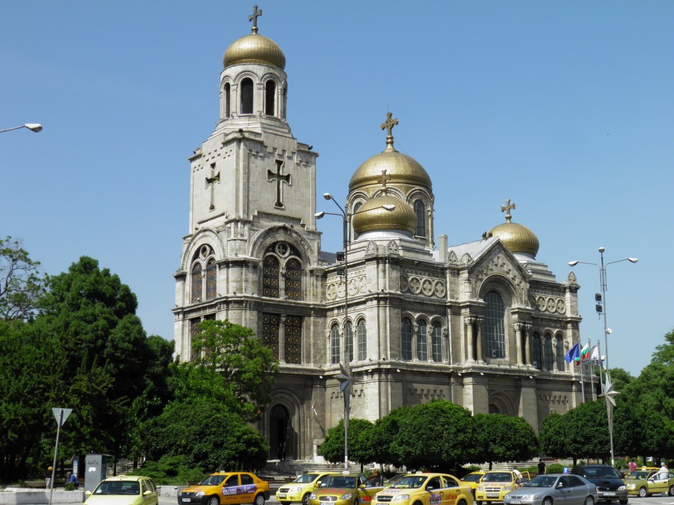 Започна дарителска кампания за ремонт на покрива на Катедралата във Варна