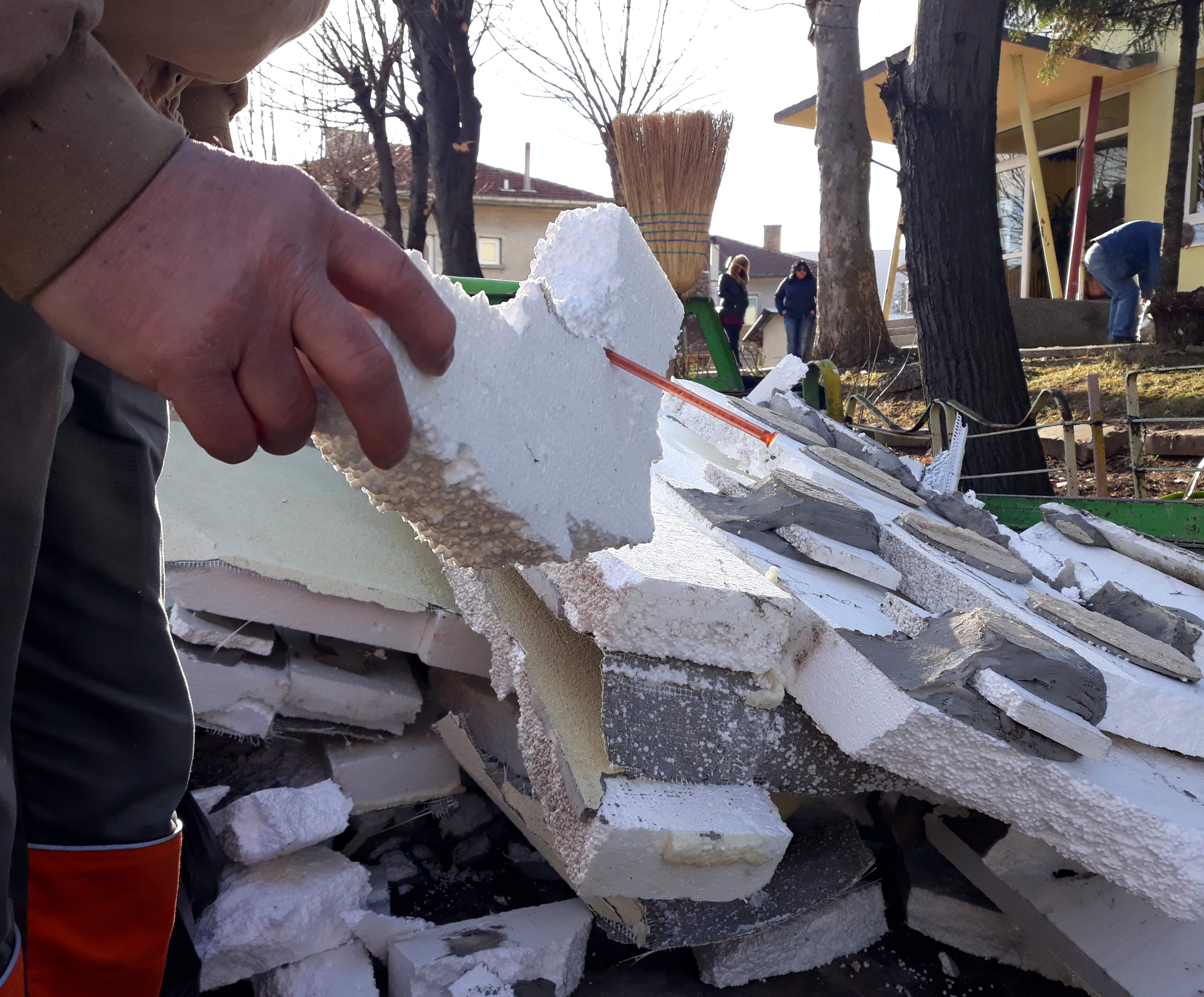 Строителят на градината с паднала изолация ще я възстанови