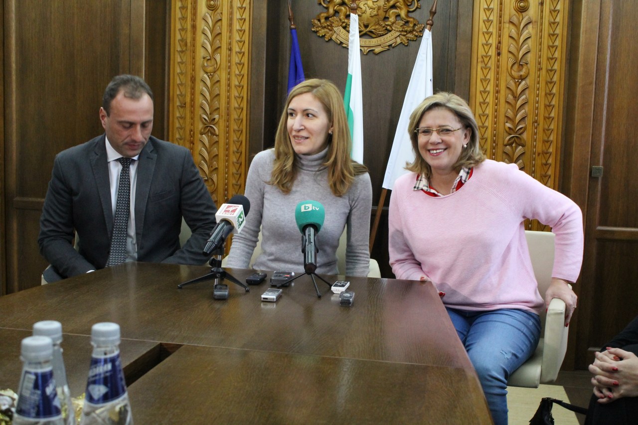 Еврокомисар Корина Крецу: Изключително съм щастлива от днешното решение за Банско (НА ЖИВО)