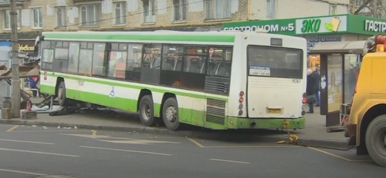 Автобус се блъсна в спирка в Москва, трима души са ранени