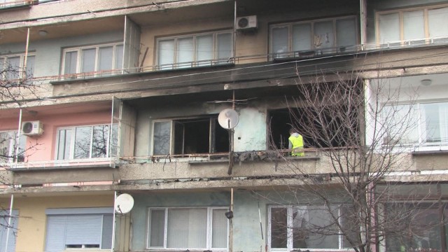 Клошар подпали блок и остави три семейства без дом преди Нова година