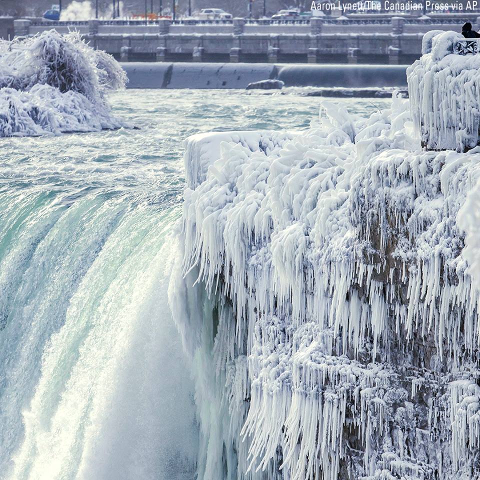 Арктически студ в САЩ, Ниагарският водопад замръзна (ВИДЕО)