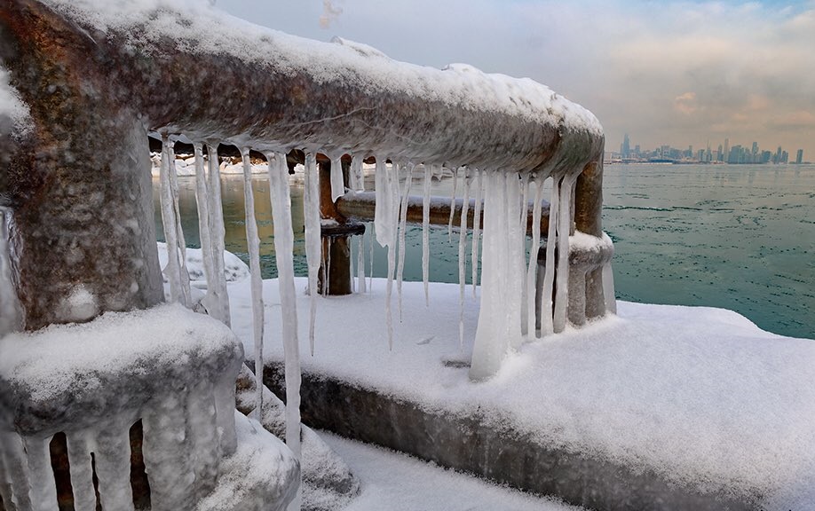 САЩ посрещат новата година с екстремни студове (СНИМКИ)