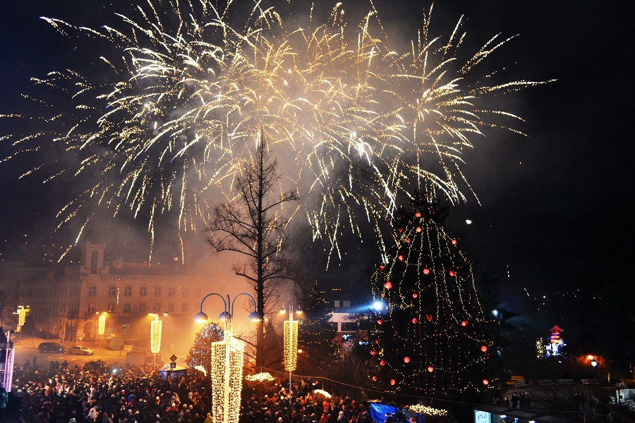 Хиляди посрещнаха Нова година в центъра на Велико Търново