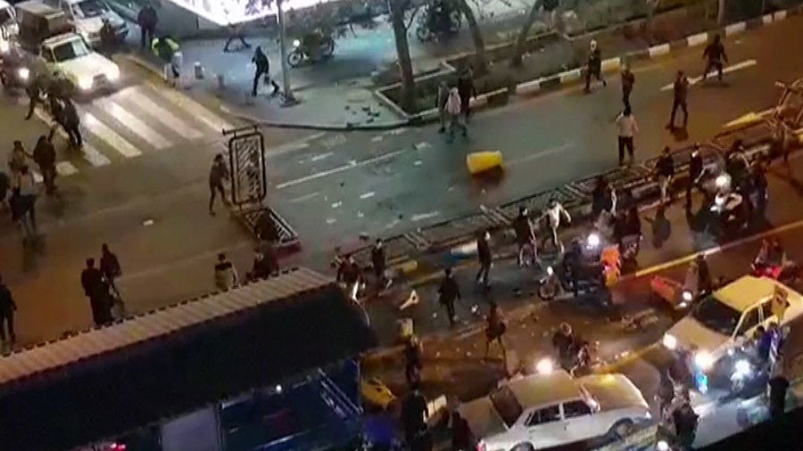 Полицай е бил застрелян при протестите в Иран, още трима - ранени