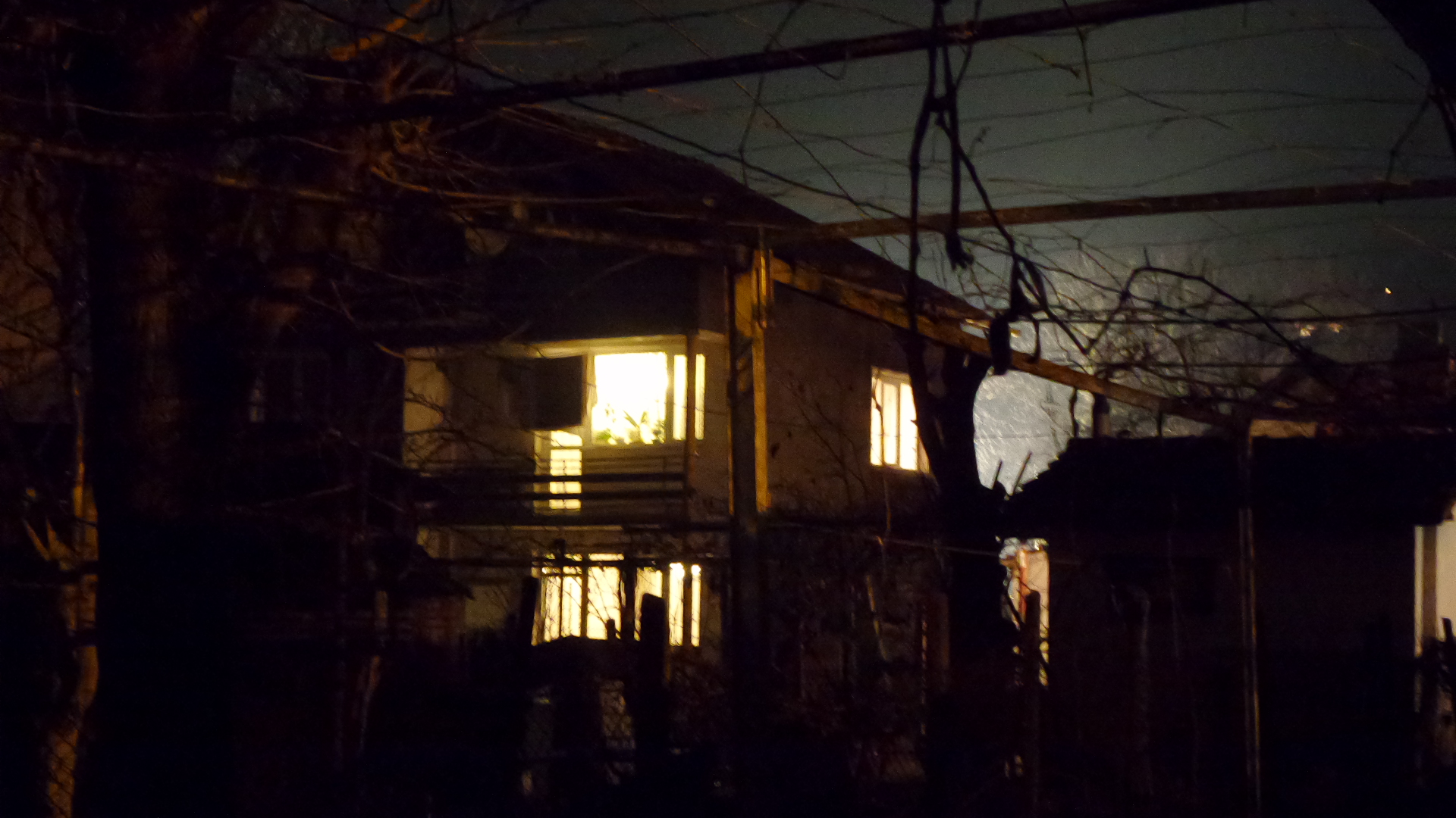 Възобновяват огледа на мястото на петорното убийство в Нови Искър