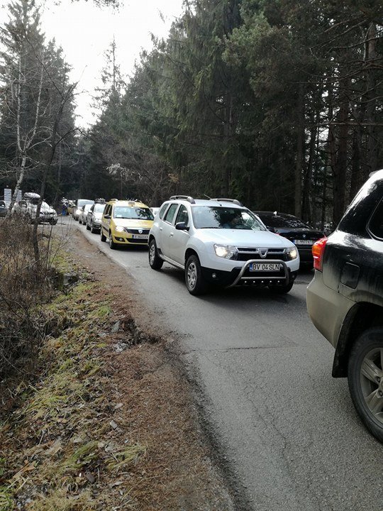 Банско, 13,30 ч, входът на НП "Пирин" - Задръстване като в София