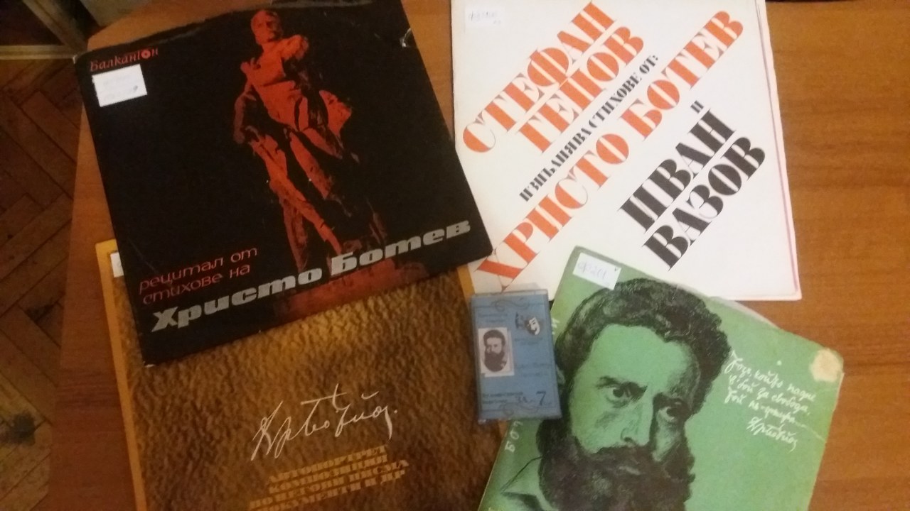 Творци четат стихове от Христо Ботев на площад “Славейков“