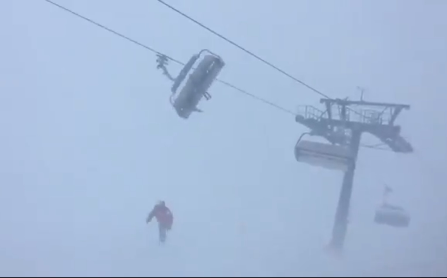 Зимна буря ужаси туристите в австрийските Алпи (ВИДЕО)