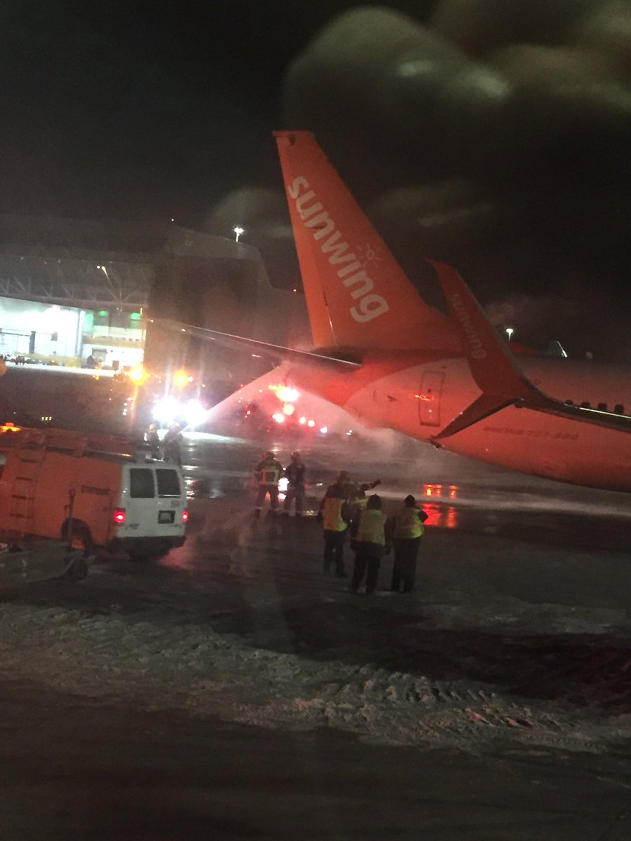 Сблъсък между два самолета на летището в Торонто