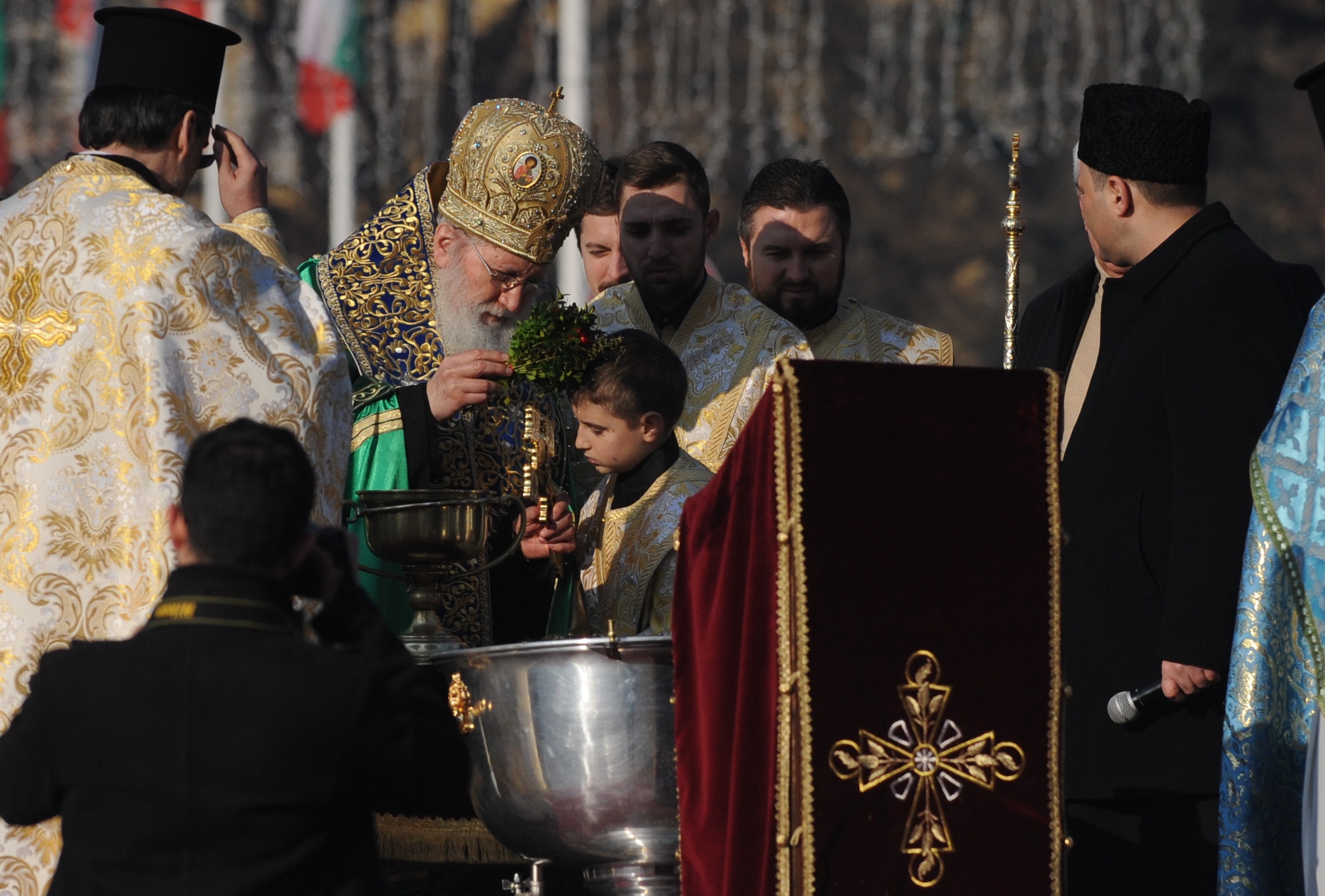Патриарх Неофит отслужи Велик водосвет пред храма "Св. Александър Невски" (СНИМКИ)
