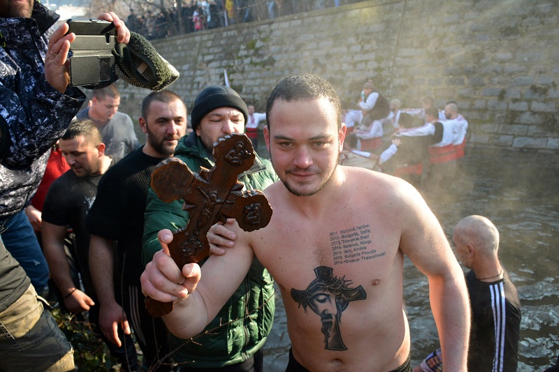 Илиан Томанов извади Богоявленския кръст, кметът на Благоевград Атанас Камбитов пожела здраве и благоденствие