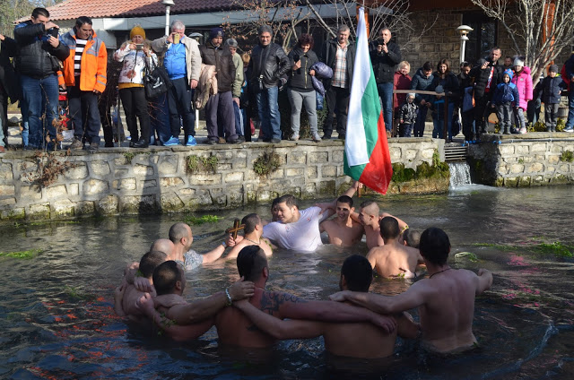 Мъжко хоро и екстремни скокове в река Девня на Богоявление