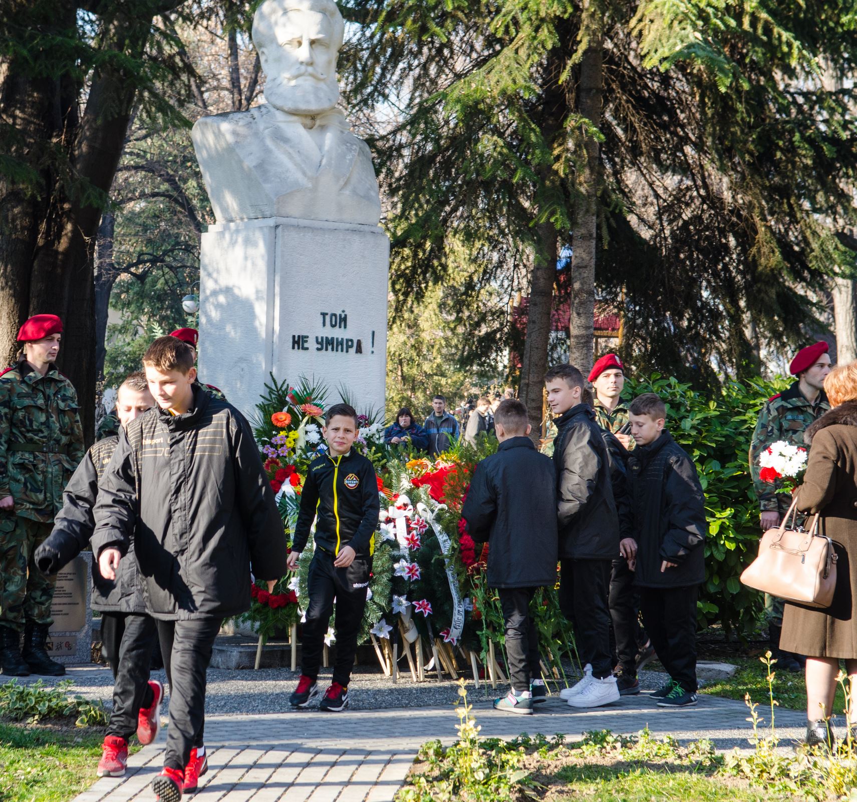 Поднесоха цветя пред паметника на Христо Ботев в Пловдив