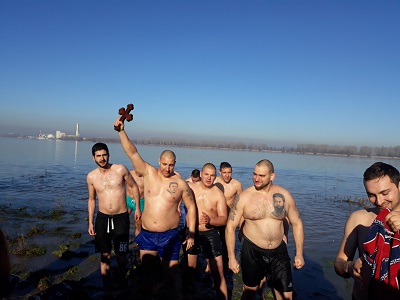 28 -годишният Павлин Славев извади богоявленския кръст от осветените води на река Дунав в Свищов