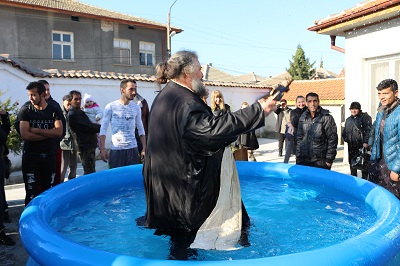 Поп хвърли Богоявленския кръст в надуваем басейн и го извади сам