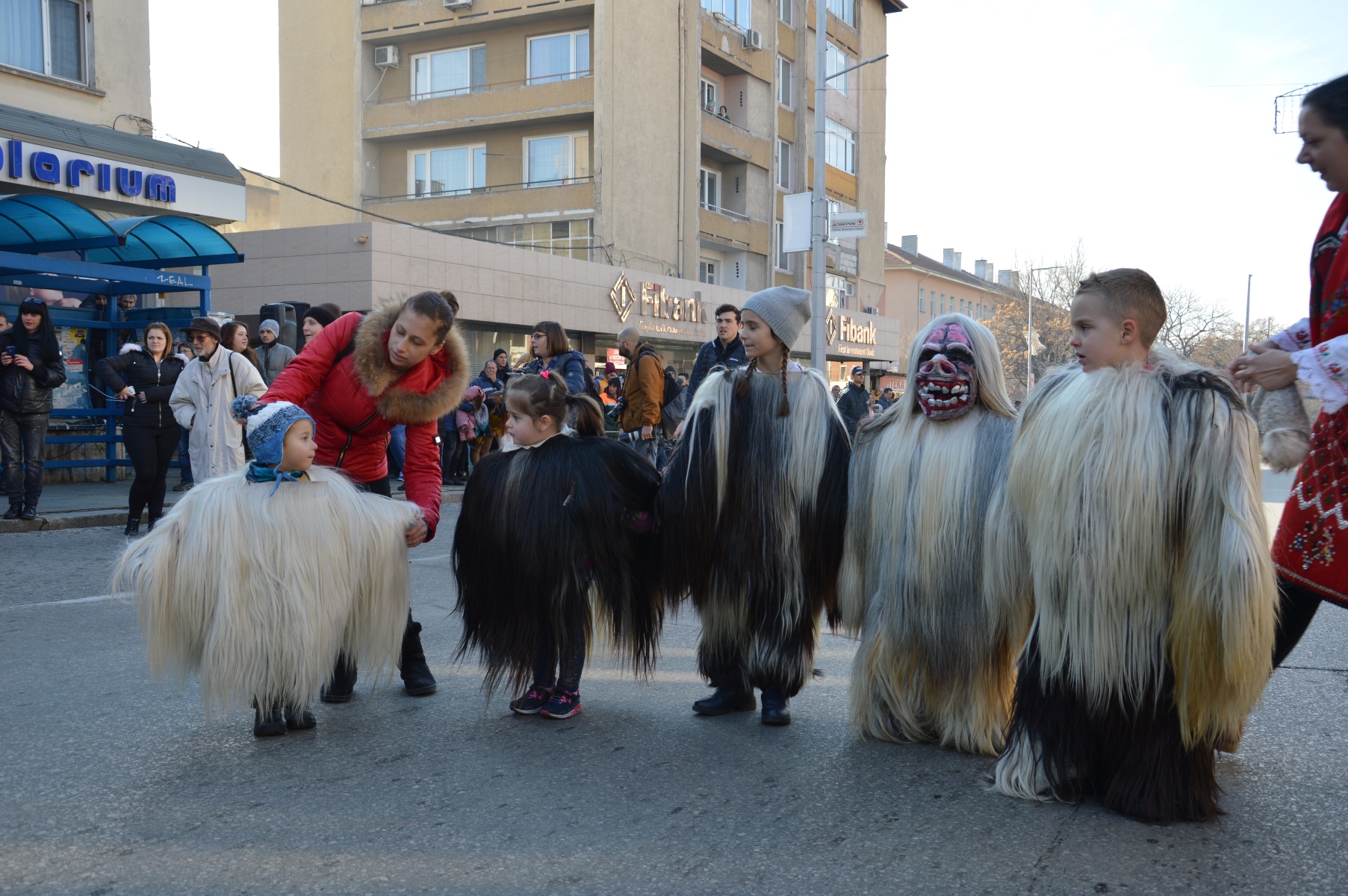 Хиляди кукери взеха участие в X общински фестивал на сурвакарските игри в Благоевград, кметът Камбитов награди отличените