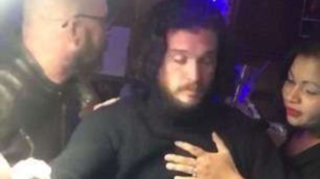 Изхвърлиха Джон Сноу от бар в Ню Йорк (ВИДЕО)