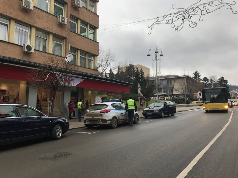 Дядо зад волана блъсна две момичета на пешеходна пътека в Търново