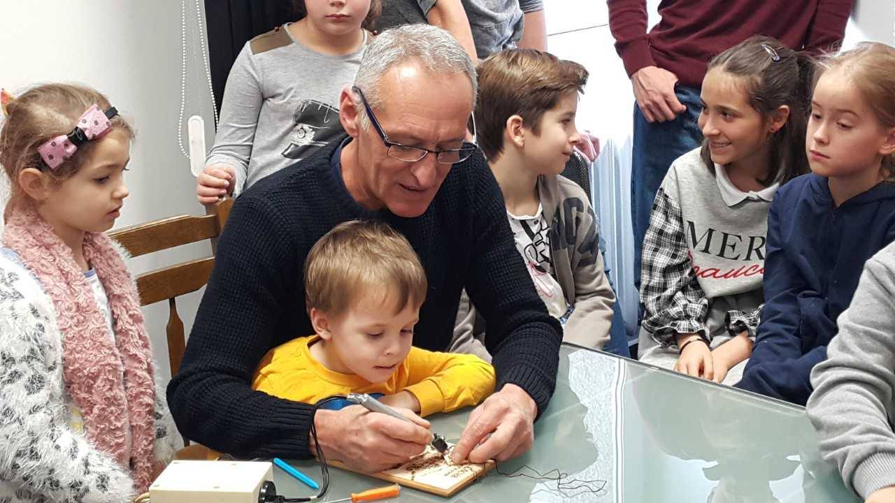 Майстор от Елена представи дърворезба в българското училище във Варшава