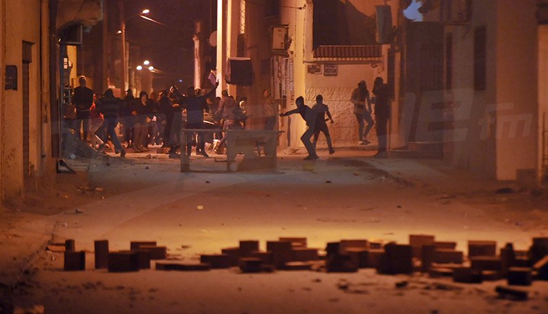 Над 200 души са били арестувани при сблъсъци в Тунис, десетки са ранени