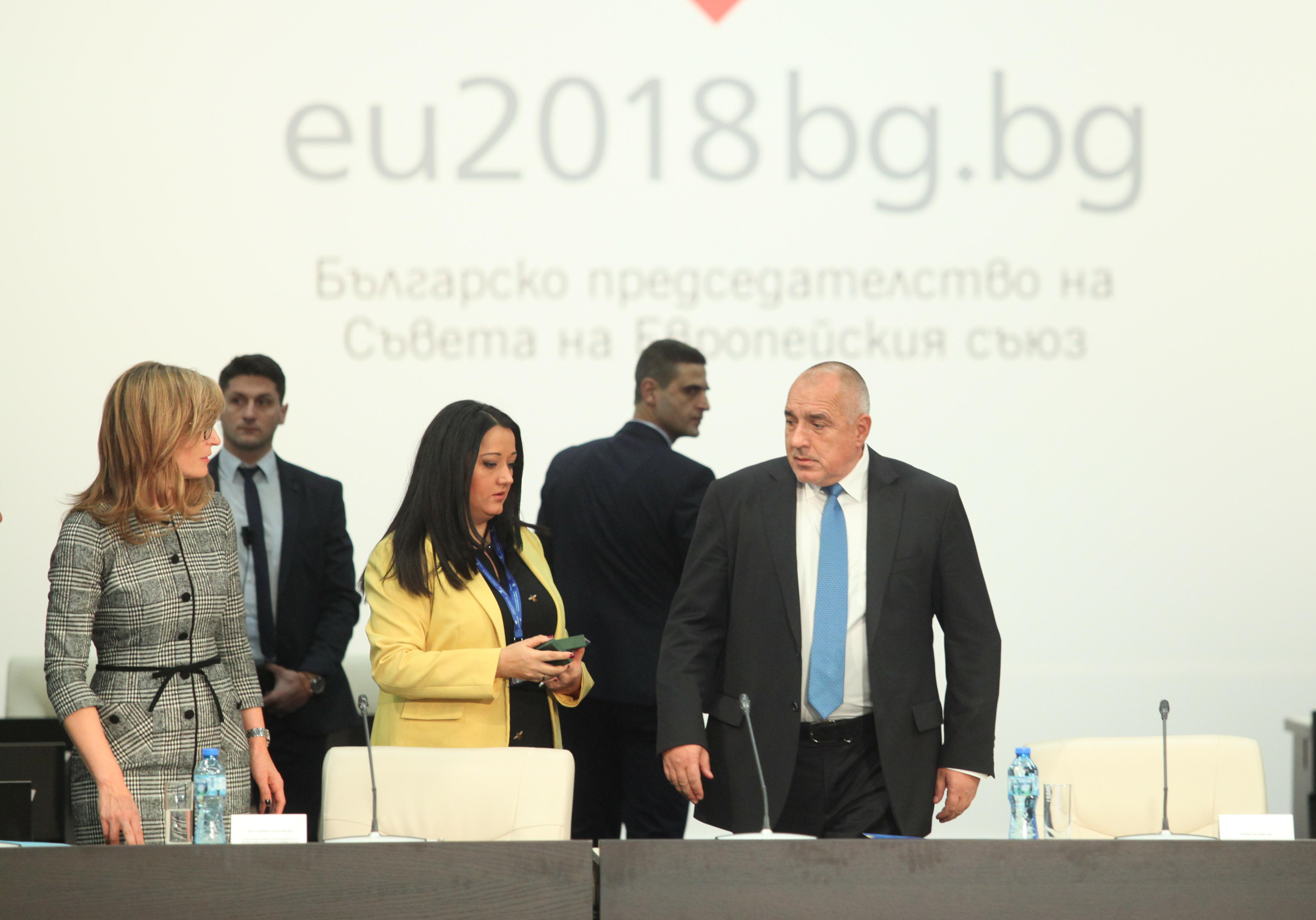 Борисов за свалената реклама на полицаите: Дайте им всички билбордове да пишат - какво лошо има