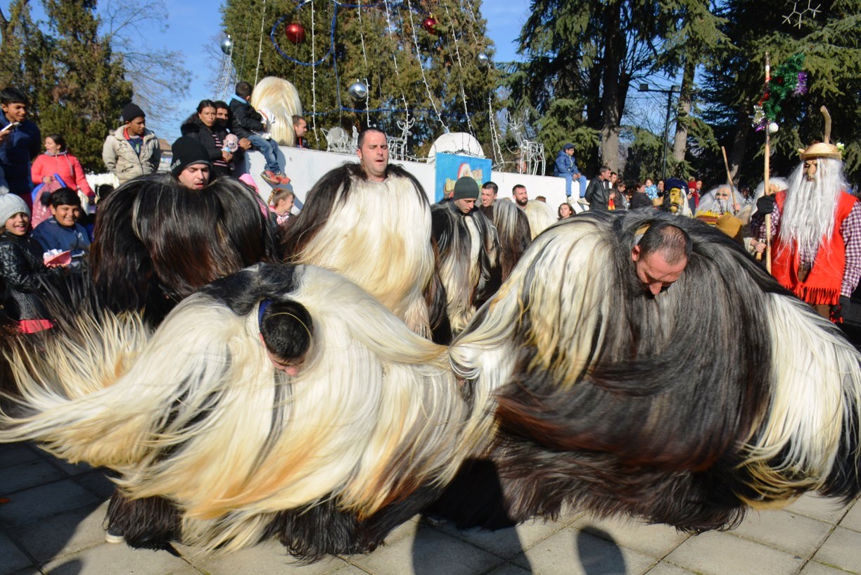Юбилеен фестивал събира над 5000 кукери в Симитли