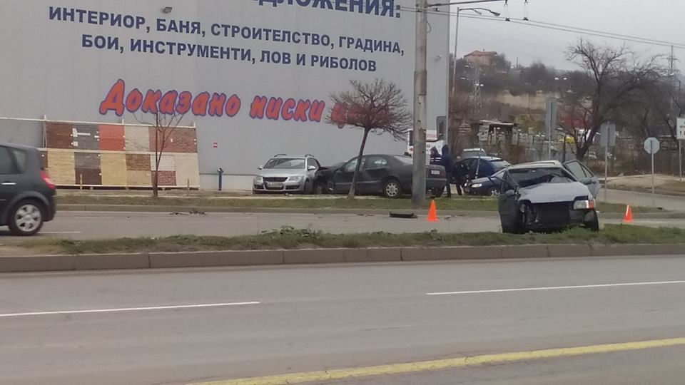 Възрастен шофьор предизвика автомеле