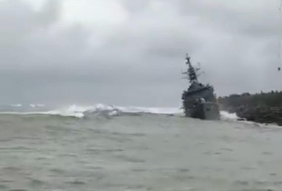 Ирански боен кораб се разби в каспийско пристанище