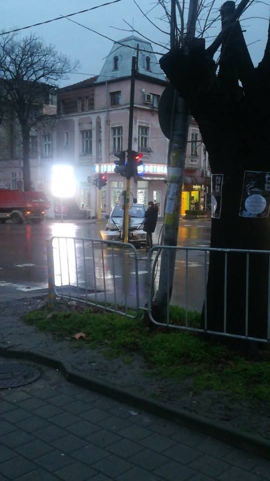 Кола се заби в светофар във Варна