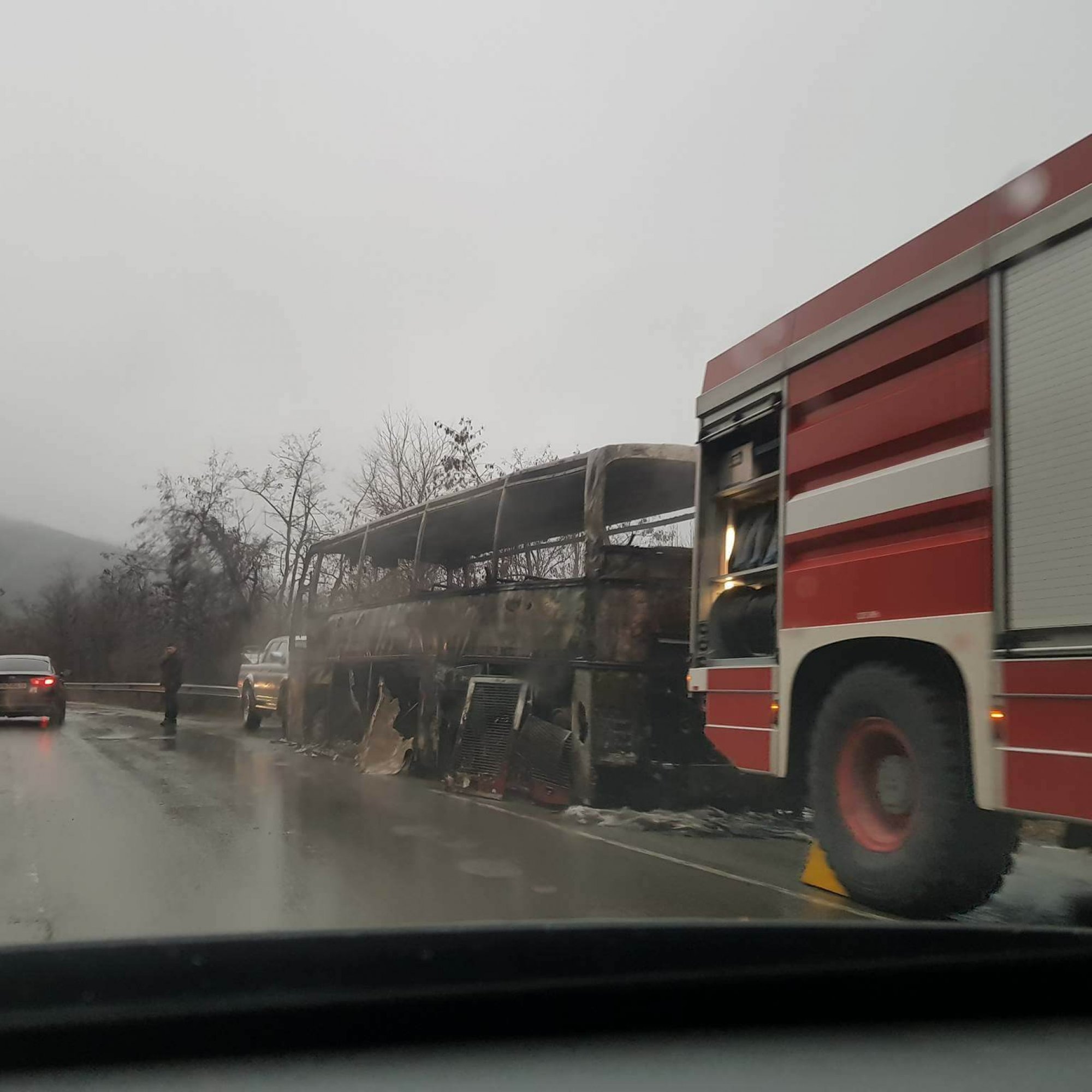 Автобус с работници пламна и изгоря напълно в Ришкия проход (СНИМКИ)