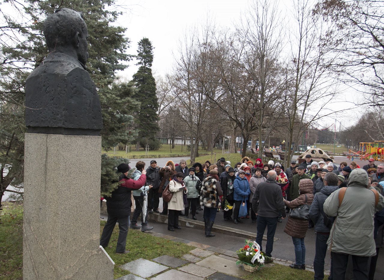 Десетки поднесоха цветя на памтника на Алеко Константинов в София (СНИМКИ)
