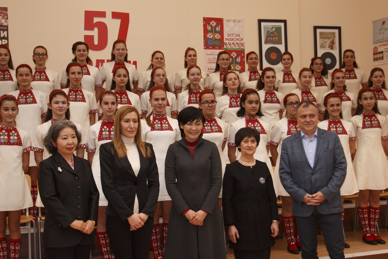 Съпругата на Шиндзо Абе слуша концерт на детския хор на БНР (СНИМКИ)