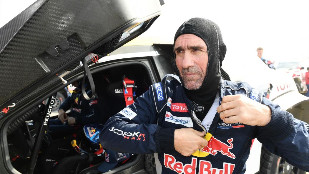 Шампионът на „Дакар“ се заби в скала