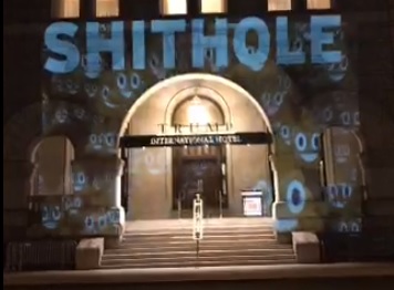 Вулгарният израз на Тръмп блесна над входа на хотела му във Вашингтон