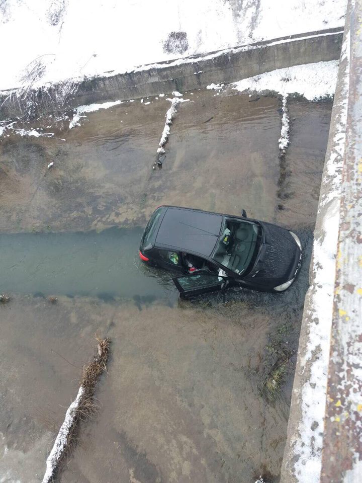 Кола излетя от мост и падна от 5 метра в река в Стражица