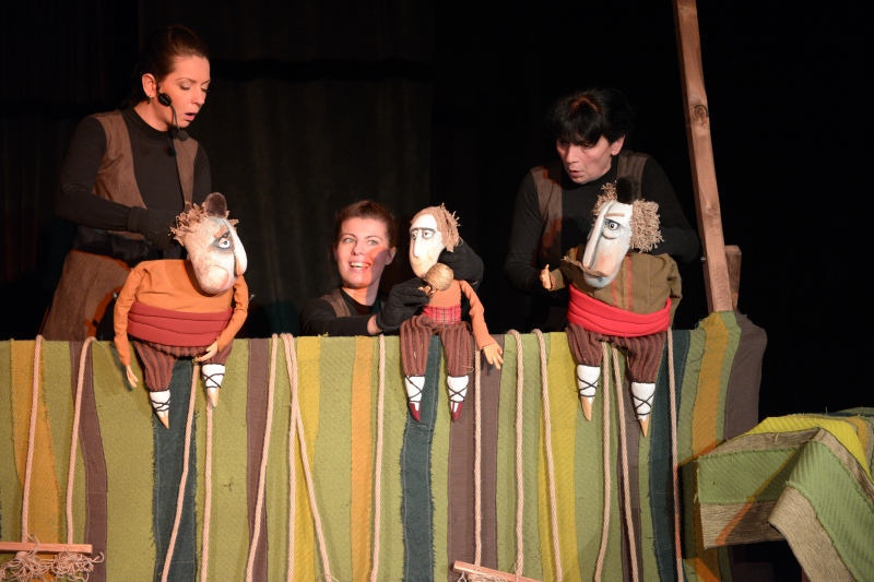 Актьори представят две постановки в мола в Търново