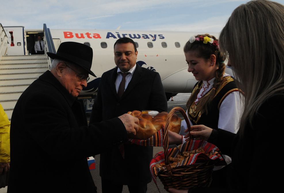 Фандъкова и Ангелкова посрещнаха първия полет Баку-София