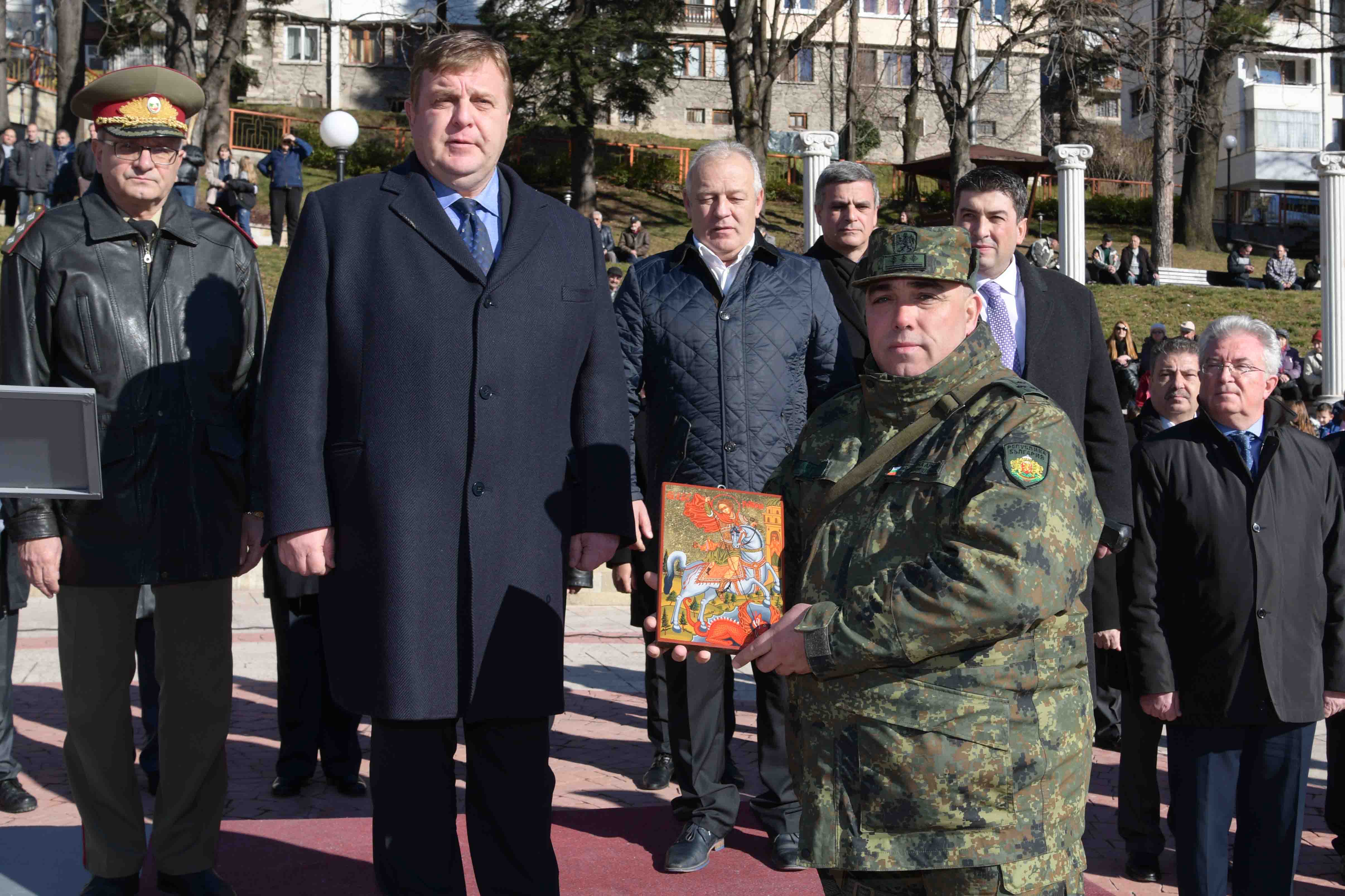 Каракачанов  изпрати 35-ия контингент в Афганистан с икона на Св. Георги